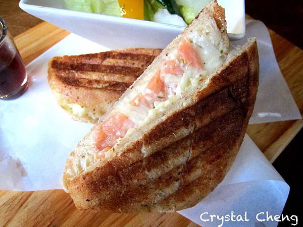 【台中美食推薦】Cafe Muah 好吃煙燻鮭魚古巴三明治!簡樸工業設計風咖啡館 三明治比鬆餅好吃推薦!(台中 早午餐 下午茶)