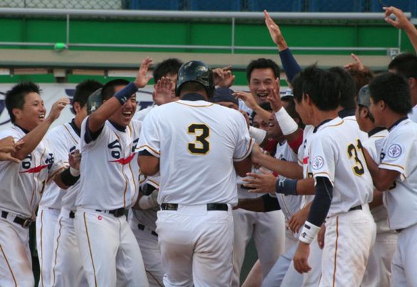 台電黃昶恩(3號)擊出再見全壘打