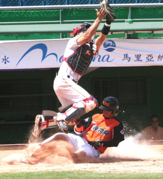 威達方南堯靠高飛犧牲打攻回本壘