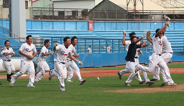 台電以7比3拿下冠軍後全隊欣喜若狂