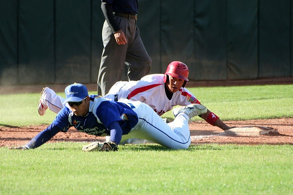 台北縣楊鎮嶽（右）趁傳上三壘讓航空城陳建霖觸殺不及