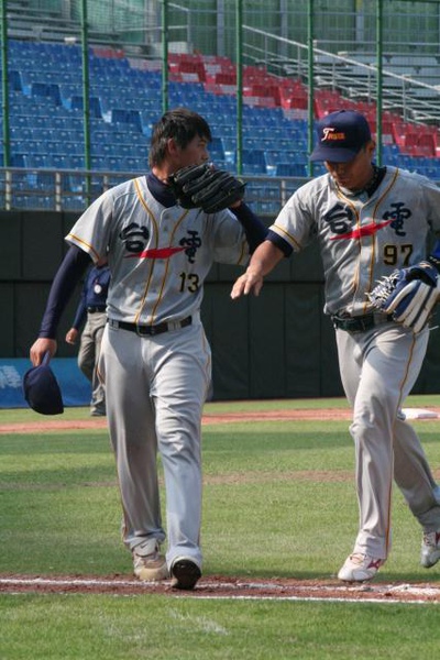 鄧伊善(左)臨危授命表現精采