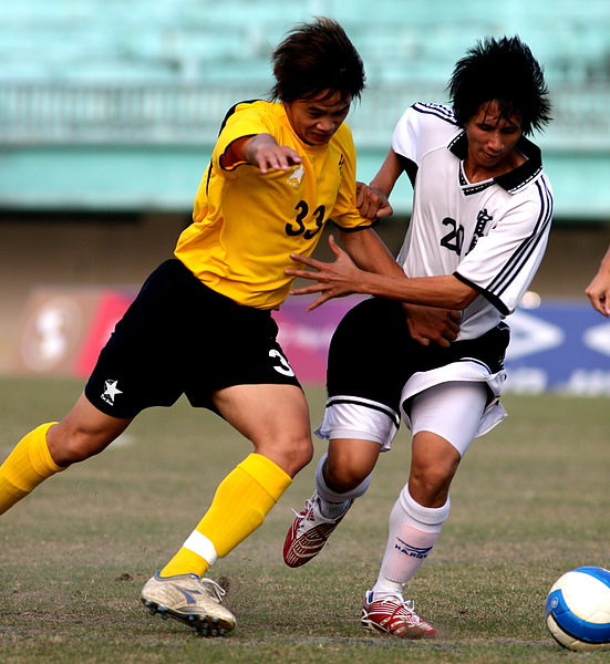 2007-南縣林吉福(左)與韋若新搶球搶得激烈.jpg