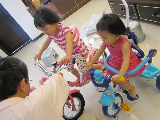 騎著腳踏車 02.jpg 騎著腳踏車 02.jpg