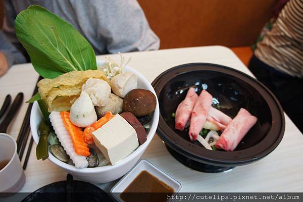招牌石頭鍋(豬肉) 招牌石頭鍋(豬肉)
