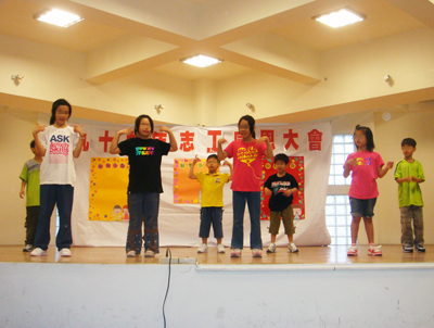 國小女生表演1.JPG 國小女生表演1.JPG