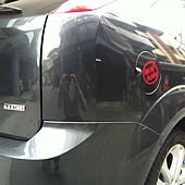 怕加油站員工加錯油，油箱蓋特別貼上了"柴油Inside"(01/14/2012)