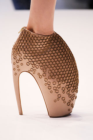 alexander-mcqueen-spring-2010-shoe-collection-081009-5.jpg