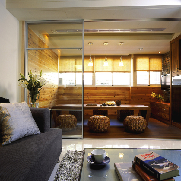 從客廳望向臨窗的多功能空間,多了自成一格的悠閒 從客廳望向臨窗的多功能空間,多了自成一格的悠閒