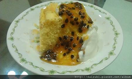 百香果戚風佐百香果醬鮮奶油