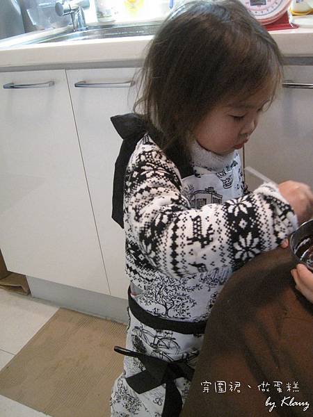 120227[2Y5M0D]穿圍裙，做蛋糕