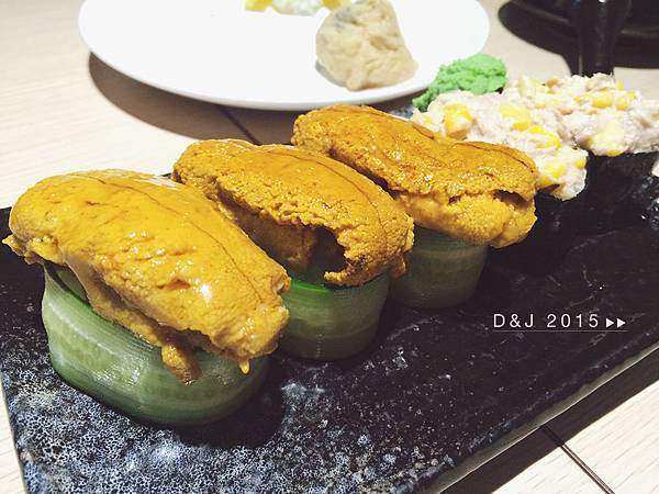 馬糞海膽握壽司（NT.190/1貫/時價）鮪魚沙拉握壽司（NT.15/1貫）