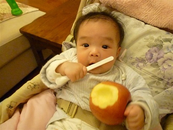 諺:"媽媽 整顆給我啦 我自己挖比較快"