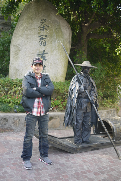 那個黑黑的是真人.我還被他嚇到!! 那個黑黑的是真人.我還被他嚇到!!