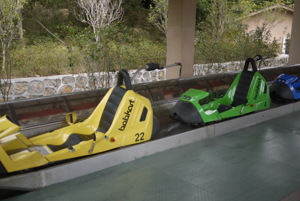 很智障的遊樂設施..服務人員還逼我們兩個大隻佬坐一台.明明就沒有人在排.明明就其他人自己一台 很智障的遊樂設施..服務人員還逼我們兩個大隻佬坐一台.明明就沒有人在排.明明就其他人自己一台