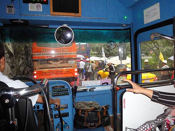 戴白色安全帽的陸客奇景2