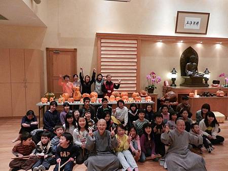 南瓜燈節法師老師與全體學員開心合照.JPG