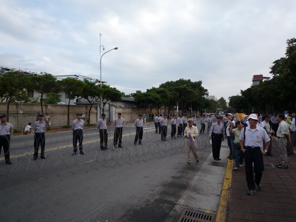 拒馬擋住公園路