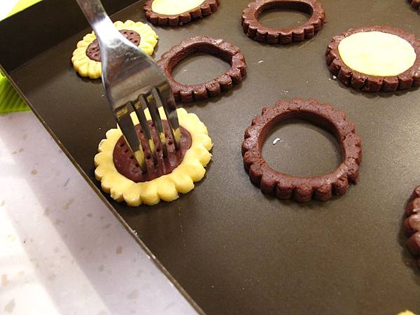 向日葵雙色餅乾做法:以叉子在花心的部份戳洞