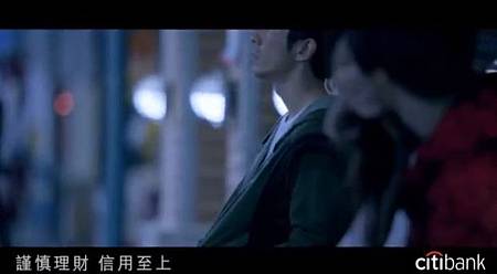 坐在情侶旁