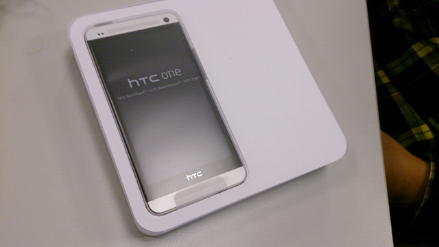 歡樂星期五 新HTC One 到貨開箱 (圖多)