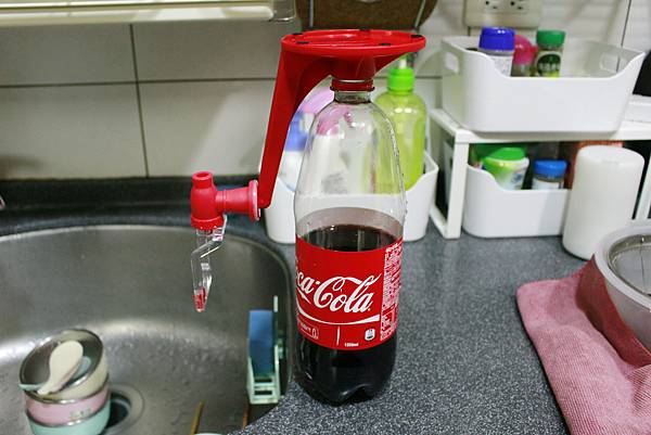 汽水飲料可樂瓶倒置飲水機 開關飲用器 入手