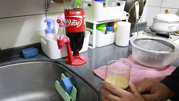 汽水飲料可樂瓶倒置飲水機 開關飲用器 入手