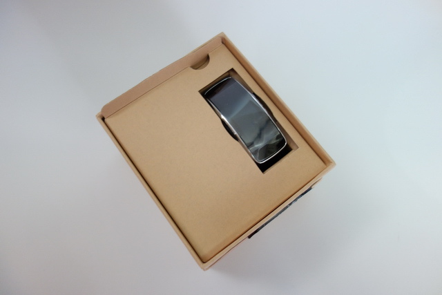 時尚輕巧 Gear Fit 健康穿戴式行動智慧裝置 開箱 時尚輕巧 Gear Fit 健康穿戴式行動智慧裝置 開箱