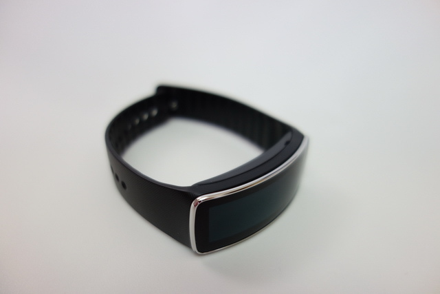 時尚輕巧 Gear Fit 健康穿戴式行動智慧裝置 開箱 時尚輕巧 Gear Fit 健康穿戴式行動智慧裝置 開箱