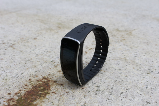 時尚輕巧 Gear Fit 健康穿戴式行動智慧裝置 開箱 時尚輕巧 Gear Fit 健康穿戴式行動智慧裝置 開箱