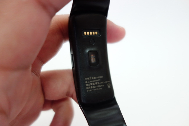 時尚輕巧 Gear Fit 健康穿戴式行動智慧裝置 開箱