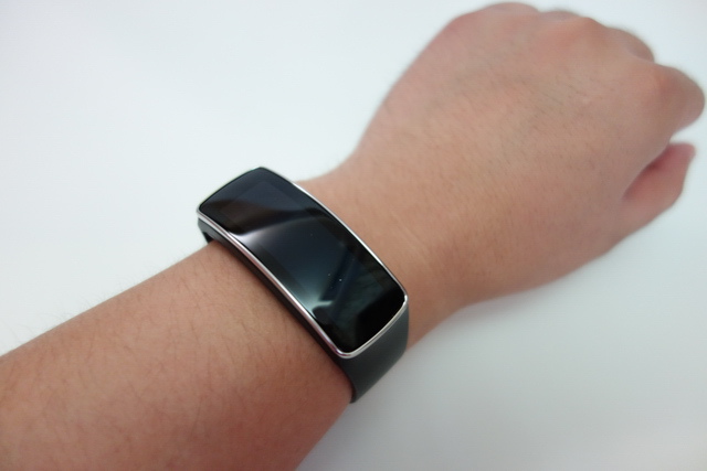 時尚輕巧 Gear Fit 健康穿戴式行動智慧裝置 開箱 時尚輕巧 Gear Fit 健康穿戴式行動智慧裝置 開箱