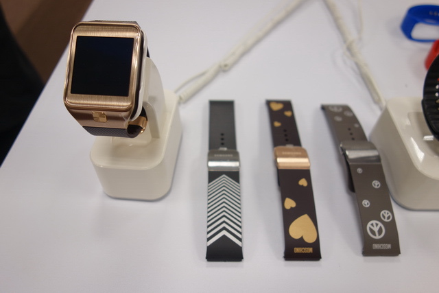 時尚輕巧 Gear Fit 健康穿戴式行動智慧裝置 開箱 時尚輕巧 Gear Fit 健康穿戴式行動智慧裝置 開箱