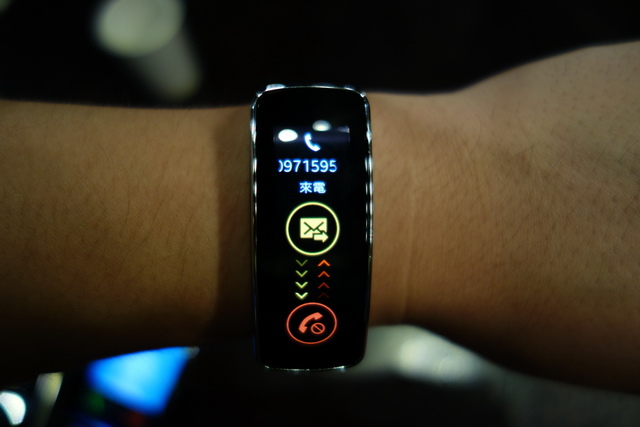 時尚輕巧 Gear Fit 健康穿戴式行動智慧裝置 開箱