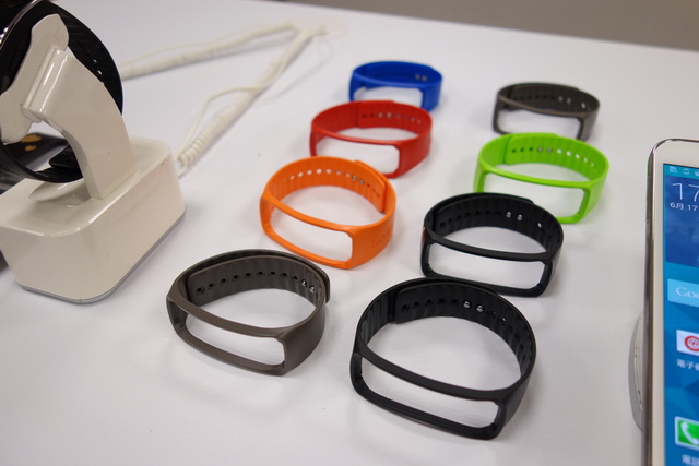 時尚輕巧 Gear Fit 健康穿戴式行動智慧裝置 開箱 時尚輕巧 Gear Fit 健康穿戴式行動智慧裝置 開箱