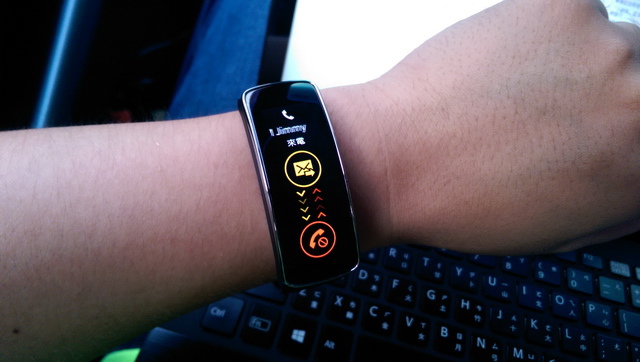 時尚輕巧 Gear Fit 健康穿戴式行動智慧裝置 開箱 時尚輕巧 Gear Fit 健康穿戴式行動智慧裝置 開箱