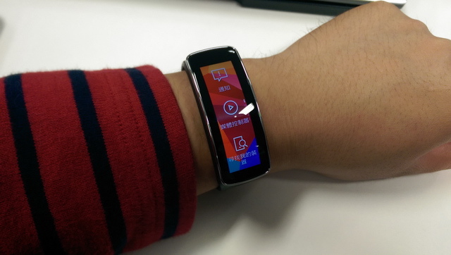 時尚輕巧 Gear Fit 健康穿戴式行動智慧裝置 開箱