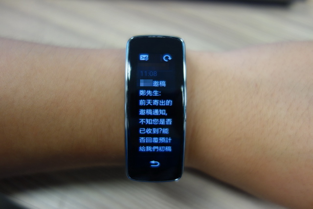 時尚輕巧 Gear Fit 健康穿戴式行動智慧裝置 開箱