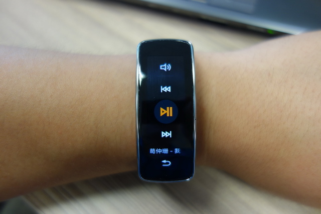 時尚輕巧 Gear Fit 健康穿戴式行動智慧裝置 開箱 時尚輕巧 Gear Fit 健康穿戴式行動智慧裝置 開箱