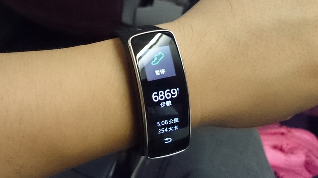 時尚輕巧 Gear Fit 健康穿戴式行動智慧裝置 開箱