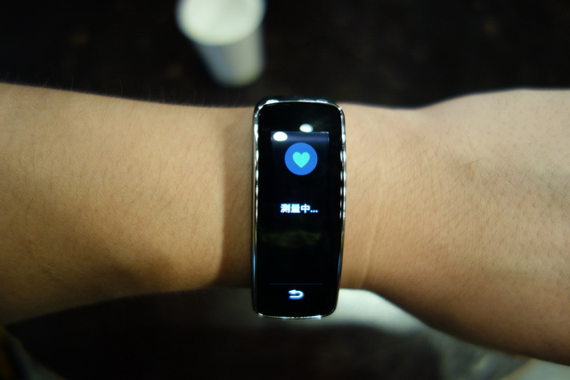 時尚輕巧 Gear Fit 健康穿戴式行動智慧裝置 開箱 時尚輕巧 Gear Fit 健康穿戴式行動智慧裝置 開箱