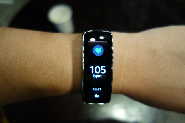 時尚輕巧 Gear Fit 健康穿戴式行動智慧裝置 開箱 時尚輕巧 Gear Fit 健康穿戴式行動智慧裝置 開箱
