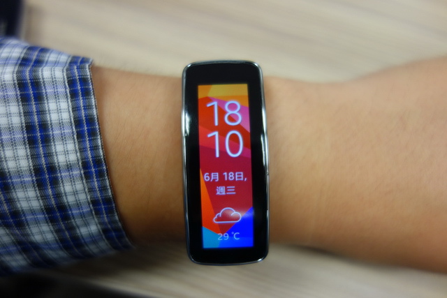 時尚輕巧 Gear Fit 健康穿戴式行動智慧裝置 開箱