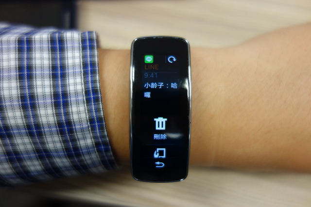 時尚輕巧 Gear Fit 健康穿戴式行動智慧裝置 開箱