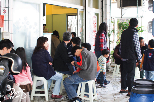 店外排隊人潮 店外排隊人潮