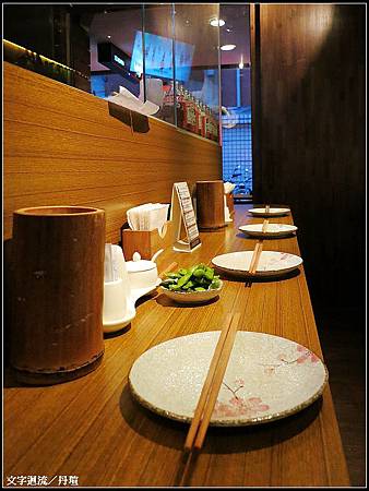 店內座位不多～還好還有吧台可坐～