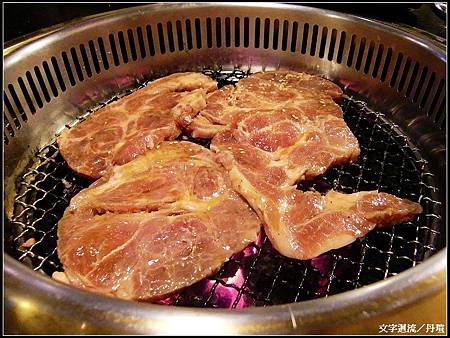 牛小排和豬梅花的部分都是店家烤好並剪好分給我們