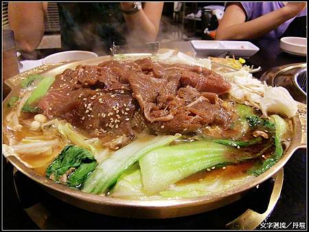 銅盤烤肉~店家幫我們下肉~我們自己烤~