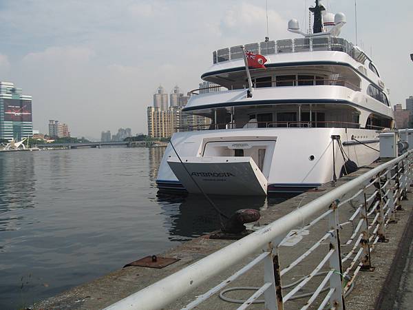 25.造價三十億元的豪華遊艇英國籍「AMBROSIA」.JPG