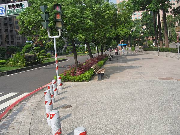 03.市府前筆直的腳踏車專用道.JPG 03.市府前筆直的腳踏車專用道.JPG